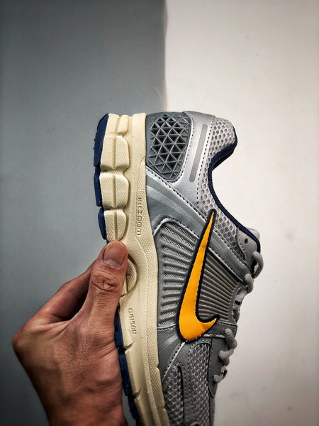 NIKE ZOOM Vomero 5
