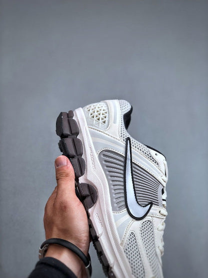 NIKE ZOOM Vomero 5