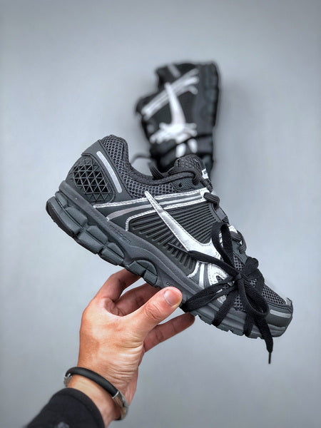 NIKE ZOOM Vomero 5