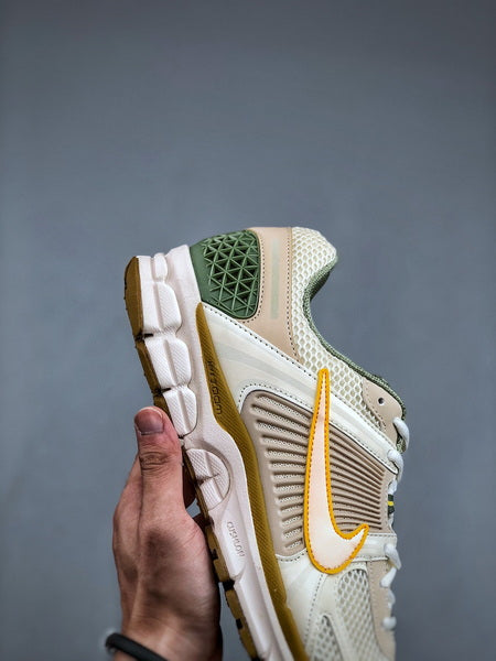 NIKE ZOOM Vomero 5
