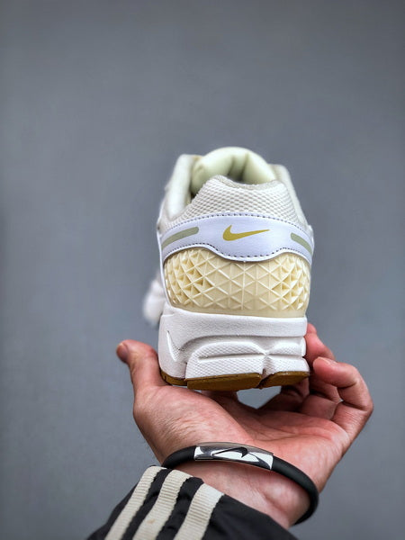 NIKE ZOOM Vomero 5