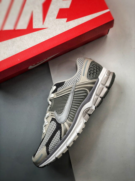 NIKE ZOOM Vomero 5
