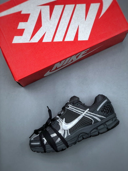 NIKE ZOOM Vomero 5