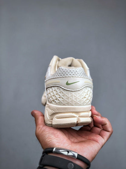 NIKE ZOOM Vomero 5