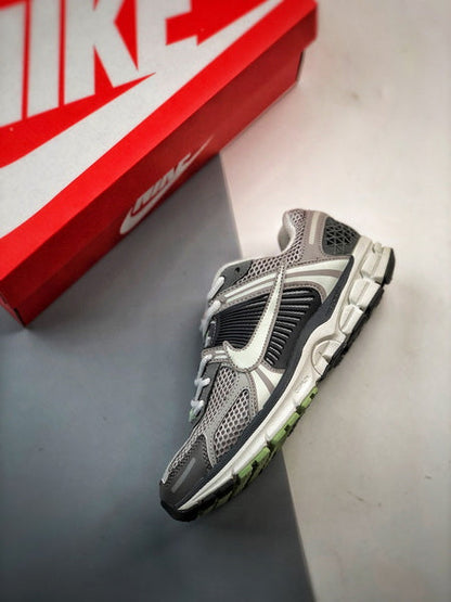 NIKE ZOOM Vomero 5