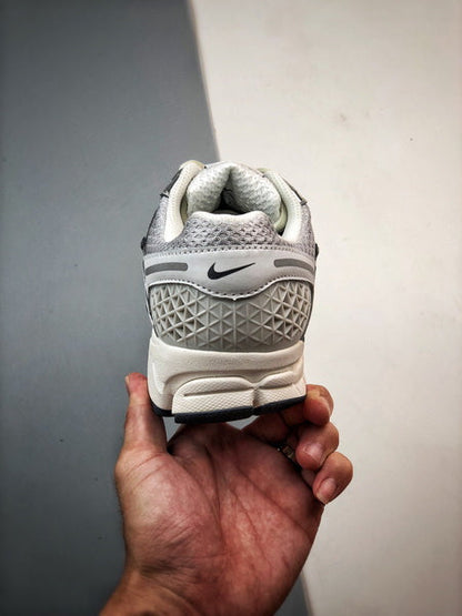 NIKE ZOOM Vomero 5