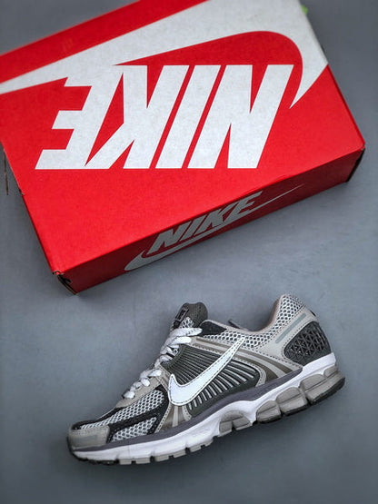 NIKE ZOOM Vomero 5