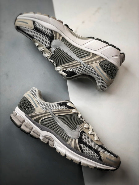 NIKE ZOOM Vomero 5