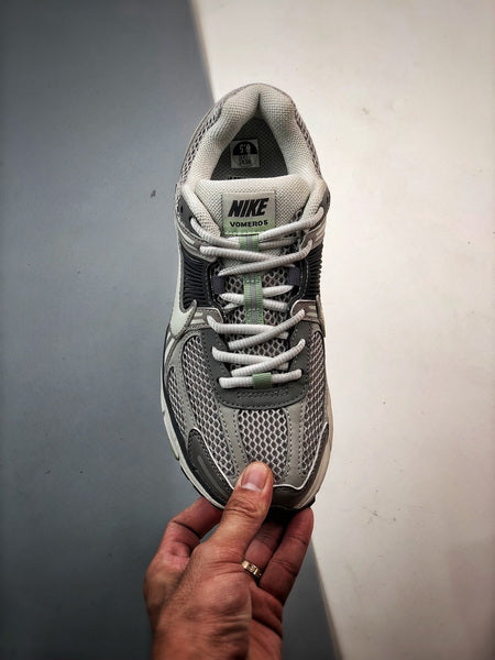 NIKE ZOOM Vomero 5