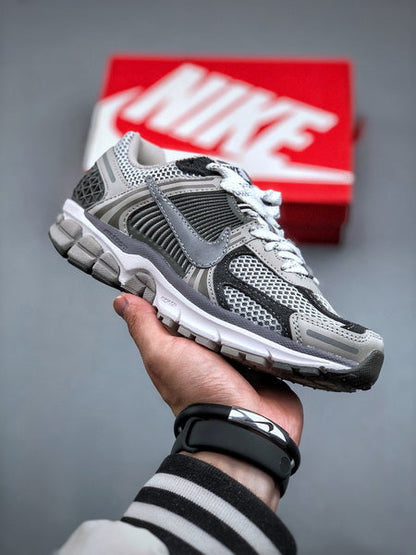 NIKE ZOOM Vomero 5