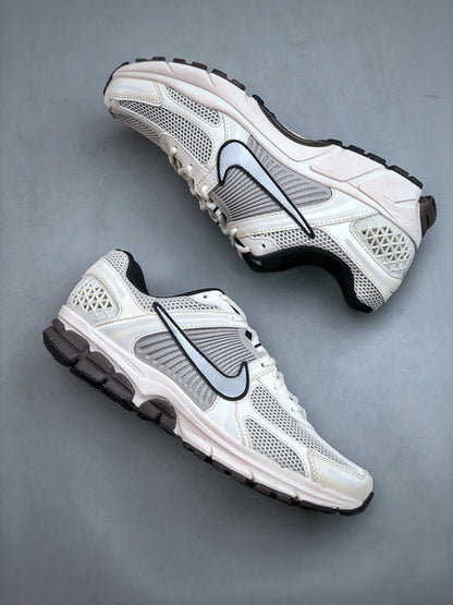 NIKE ZOOM Vomero 5