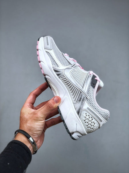 NIKE ZOOM Vomero 5