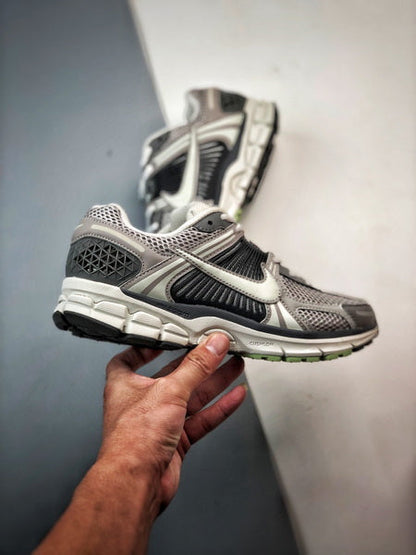 NIKE ZOOM Vomero 5