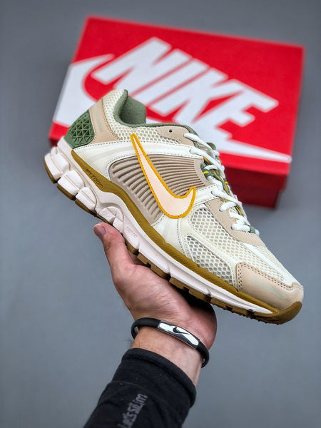 NIKE ZOOM Vomero 5
